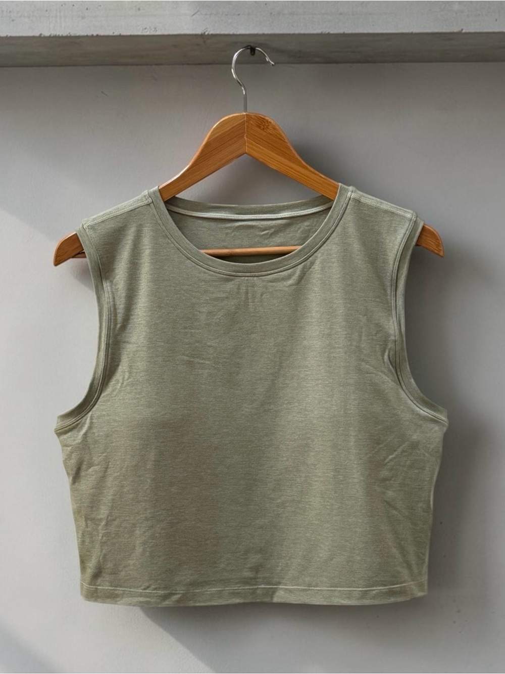 NWT Halara Sleeveless Crop Tank Top with Built-In Bra! Pine Green! XL! NEW! - Picture 2 of 7